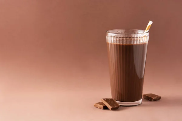 Schokoladen Milchshake Glas Auf Braunem Hintergrund Kopierraum — Stockfoto