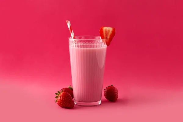 Frullato Fragole Vetro Fondo Rosa — Foto Stock