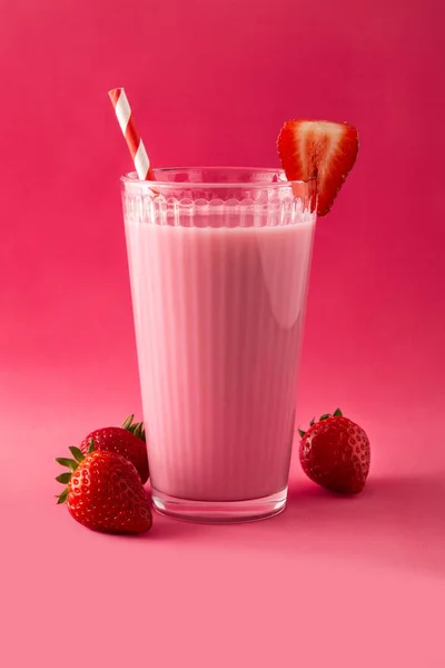 Erdbeer Milchshake Glas Auf Rosa Hintergrund — Stockfoto