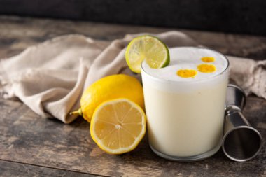 Pisco kokteyli ahşap masada. Geleneksel Peru kokteyli
