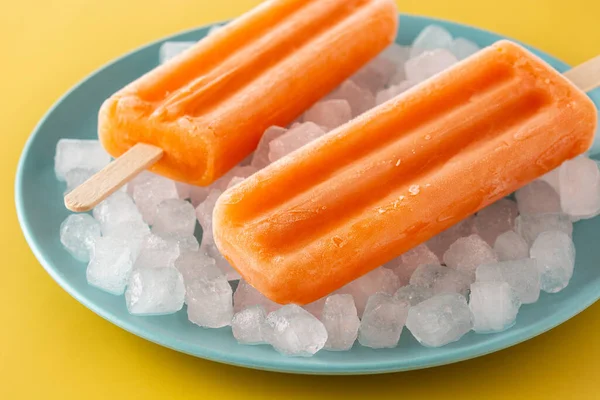 Paletas Naranjas Sobre Fondo Amarillo — Foto de Stock