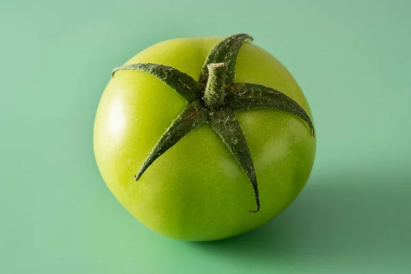 Yeşil Arka Planda Taze Yeşil Domates — Stok fotoğraf