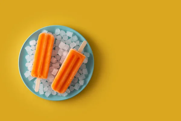 Popsicles Orange Sur Fond Jaune Vue Dessus Espace Copie — Photo