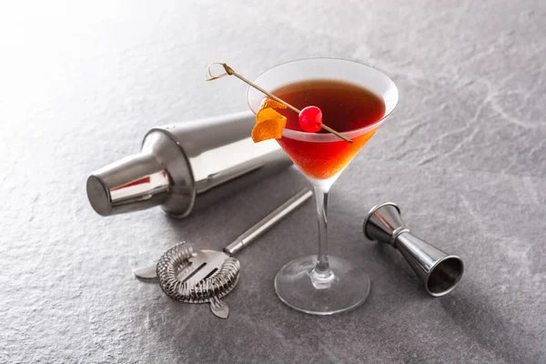 Cocktail Manhattan Tradizionale Con Ciliegia Sfondo Grigio Pietra — Foto Stock