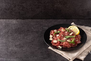 Siyah arkaplanda mermer sığır carpaccio. Boşluğu kopyala