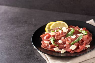 Siyah arkaplanda mermer sığır carpaccio. Boşluğu kopyala