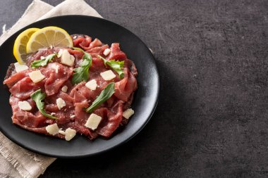 Siyah arkaplanda mermer sığır carpaccio. Boşluğu kopyala