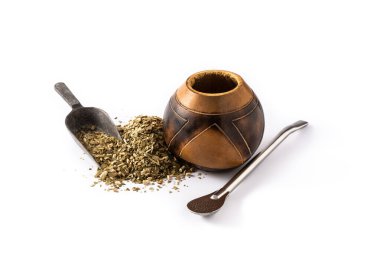 Yerba mate çayı beyaz arka planda izole edilmiş. Geleneksel Arjantin içeceği