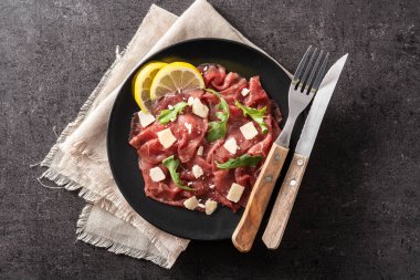 Siyah arkaplanda mermer sığır carpaccio