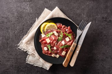 Siyah arkaplanda mermer sığır carpaccio