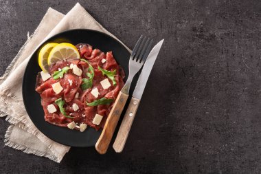 Siyah arkaplanda mermer sığır carpaccio. Üst Manzara. Boşluğu kopyala