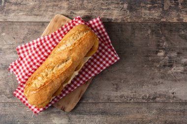 Kalamar sandviçi ahşap masada. Üst Manzara. Boşluğu kopyala