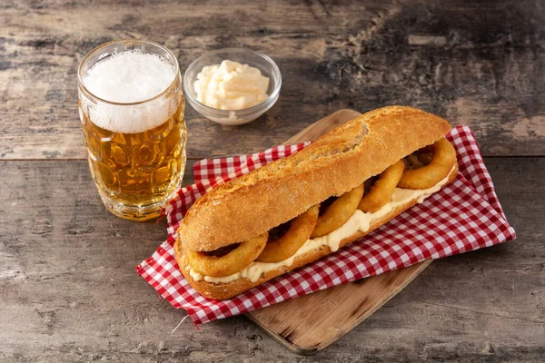 Anillos Calamares Sándwich Cerveza Mesa Madera — Foto de Stock