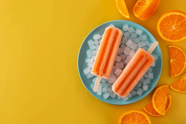 Orangefarbene Eis Stiel Auf Blauem Teller Auf Gelbem Hintergrund Ansicht — Stockfoto