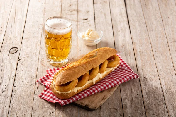 カラマリリングは 木製のテーブルの上にビールとサンドイッチをリング スペイン料理 — ストック写真