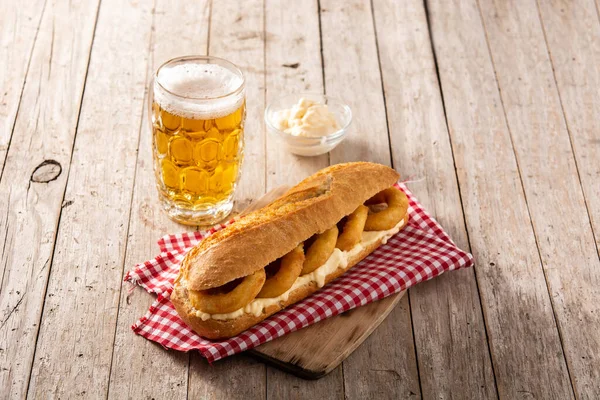 Sandwich Anillos Calamares Con Cerveza Mesa Madera Típica Comida Española —  Fotos de Stock