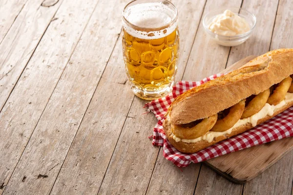 Sandwich Anillos Calamares Con Cerveza Mesa Madera Típica Comida Española —  Fotos de Stock