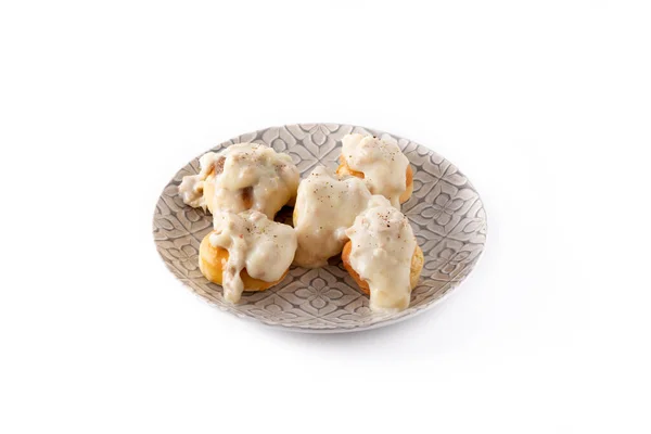 传统的美国饼干和肉汁早餐分离的白色背景 — 图库照片