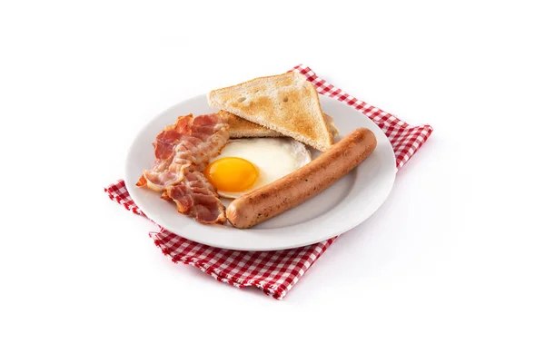 白い背景に隔離された目玉焼き トースト ベーコン ソーセージと伝統的なアメリカの朝食 — ストック写真