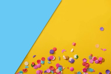 Sarı ve mavi arkaplanda renkli konfeti