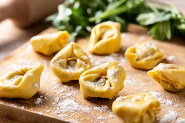 Ahşap masada pişmemiş pelmeni köftesi.