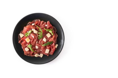 Siyah plakalı mermer sığır carpaccio beyaz arka planda izole