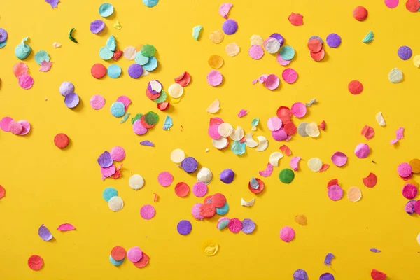 Confetti Colorati Sfondo Giallo — Foto Stock