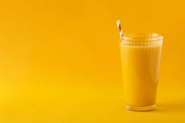 Köstlicher Vanille Milchshake Glas Auf Gelbem Hintergrund Kopierraum — Stockfoto
