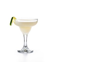 Beyaz arka planda izole edilmiş klasik daiquiri kokteyli.