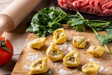 Kırsal ahşap masada pişmemiş pelmeni köftesi. Tipik Rus yemekleri.