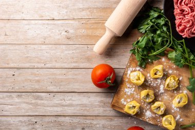 Kırsal ahşap masada pişmemiş pelmeni köftesi. Tipik Rus yemekleri.