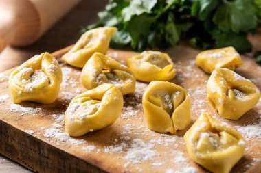 Kırsal ahşap masada pişmemiş pelmeni köftesi. Tipik Rus yemekleri.
