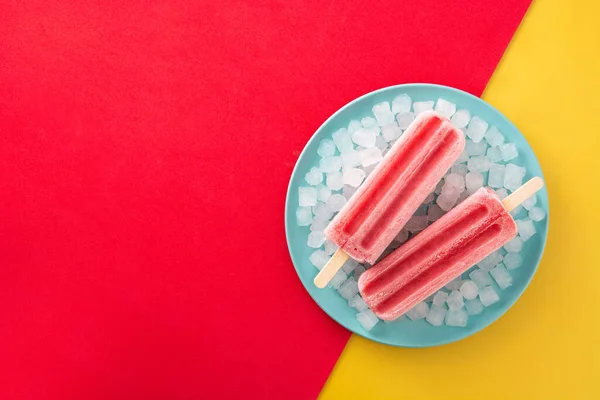 Picolés Morango Com Gelo Sobre Fundo Amarelo Vermelho — Fotografia de Stock