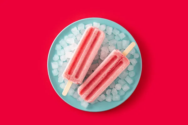 Picolés Morango Com Gelo Sobre Fundo Vermelho — Fotografia de Stock