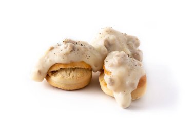 Beyaz arka planda izole edilmiş kahvaltı için geleneksel Amerikan bisküvileri ve sosu.