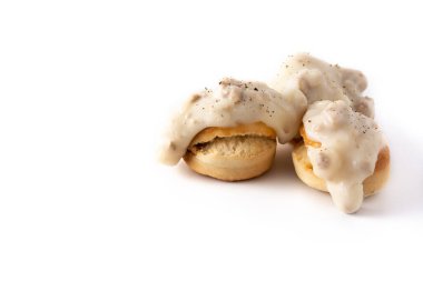 Beyaz arka planda izole edilmiş kahvaltı için geleneksel Amerikan bisküvileri ve sosu.