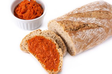 Beyaz arka planda sobrasada ile dilimlenmiş tost ekmeği. İspanya 'da tipik Mallorca yemekleri.