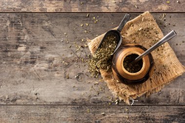 Ahşap zemin üzerinde Yerba mate çayı. Üst Manzara. Boşluğu kopyala. Geleneksel Arjantin içeceği.