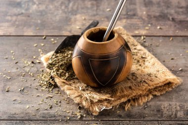 Ahşap zemin üzerinde Yerba mate çayı. Geleneksel Arjantin içeceği