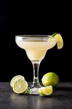 Siyah arka planda camdan yapılmış klasik daiquiri kokteyli.