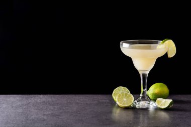 Siyah arka planda camdan yapılmış klasik daiquiri kokteyli. Boşluğu kopyala