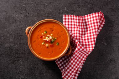 Çömlek kabında gazpacho çorbası ve siyah arka planda malzeme. Üst görünüm