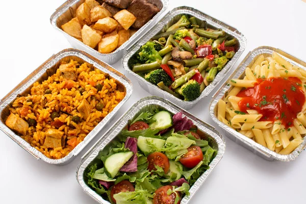 把健康的食物放在用白色背景隔开的铝箔盒里带走 — 图库照片