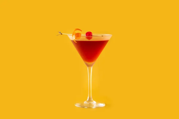 Cocktail Manhattan Traditionnel Avec Cerise Sur Fond Jaune — Photo