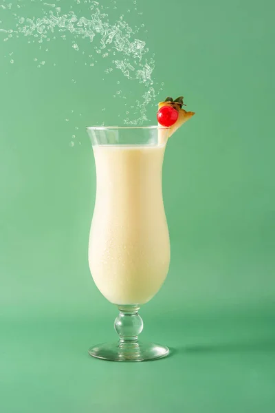 Pina Colada Cocktail Splashing Glass Green Background — Stok Foto
