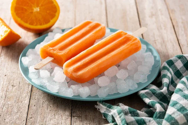 Ghiaccioli Arancioni Piatto Blu Tavolo Legno — Foto Stock