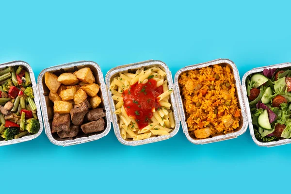 把健康的食物放在蓝色背景的铝箔盒里带走 顶部视图 复制空间 — 图库照片