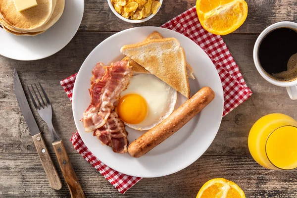 Café Manhã Americano Tradicional Com Ovo Frito Torrada Bacon Salsicha — Fotografia de Stock