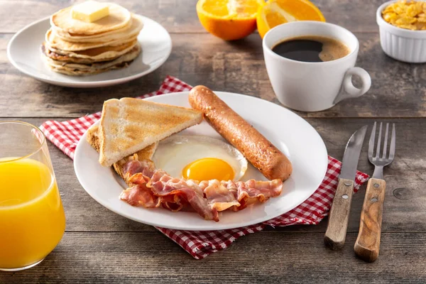 Café Manhã Americano Tradicional Com Ovo Frito Torrada Bacon Salsicha — Fotografia de Stock