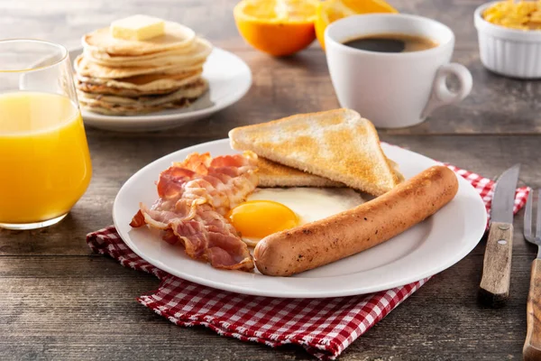 Desayuno Americano Tradicional Con Huevo Frito Tostadas Tocino Salchichas Mesa — Foto de Stock